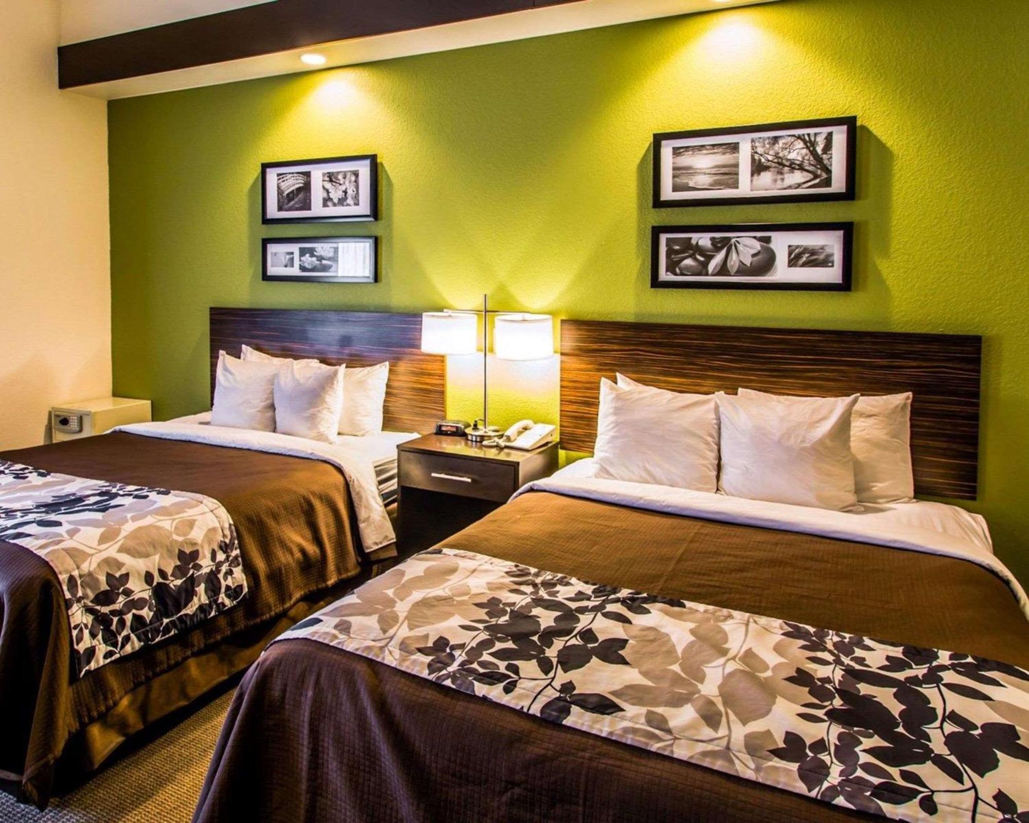 Efficiency Queen Room with Two Queen Beds and Roll-In Shower - Accessible/Non-Smoking,1276547707:JPEG